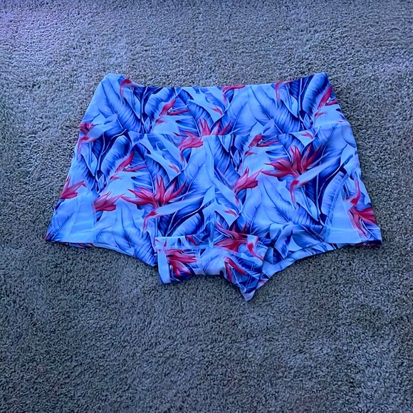 colorful leaf tight shorts - Picture 1 of 3